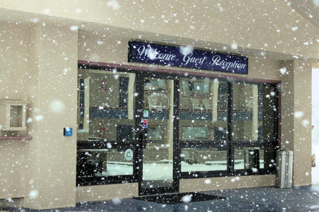 Red Arrow Inn & Suites, A Travelodge By Wyndham Монтроз Экстерьер фото